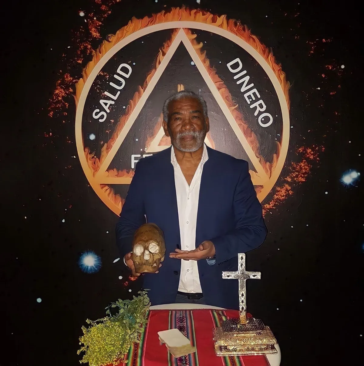 Maestro Abelardo, curandero natural, realizando un ritual espiritual en su altar